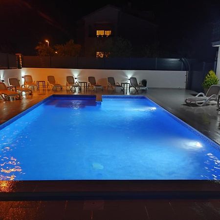 Viktor Rooms And Apartments Rovigno Esterno foto
