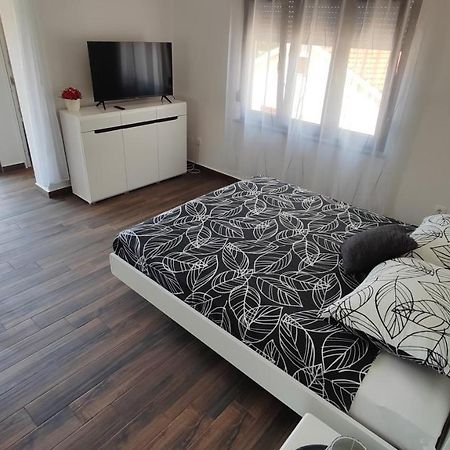 Viktor Rooms And Apartments Rovigno Esterno foto