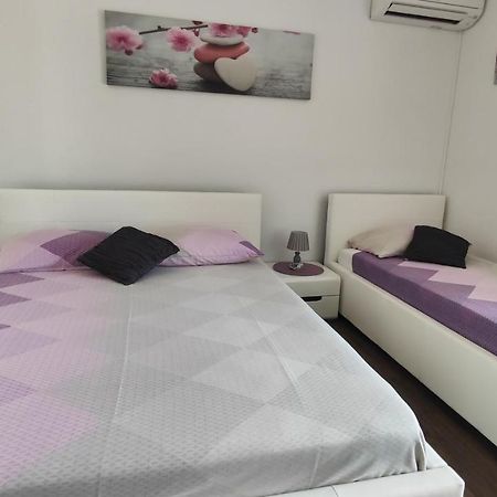Viktor Rooms And Apartments Rovigno Esterno foto