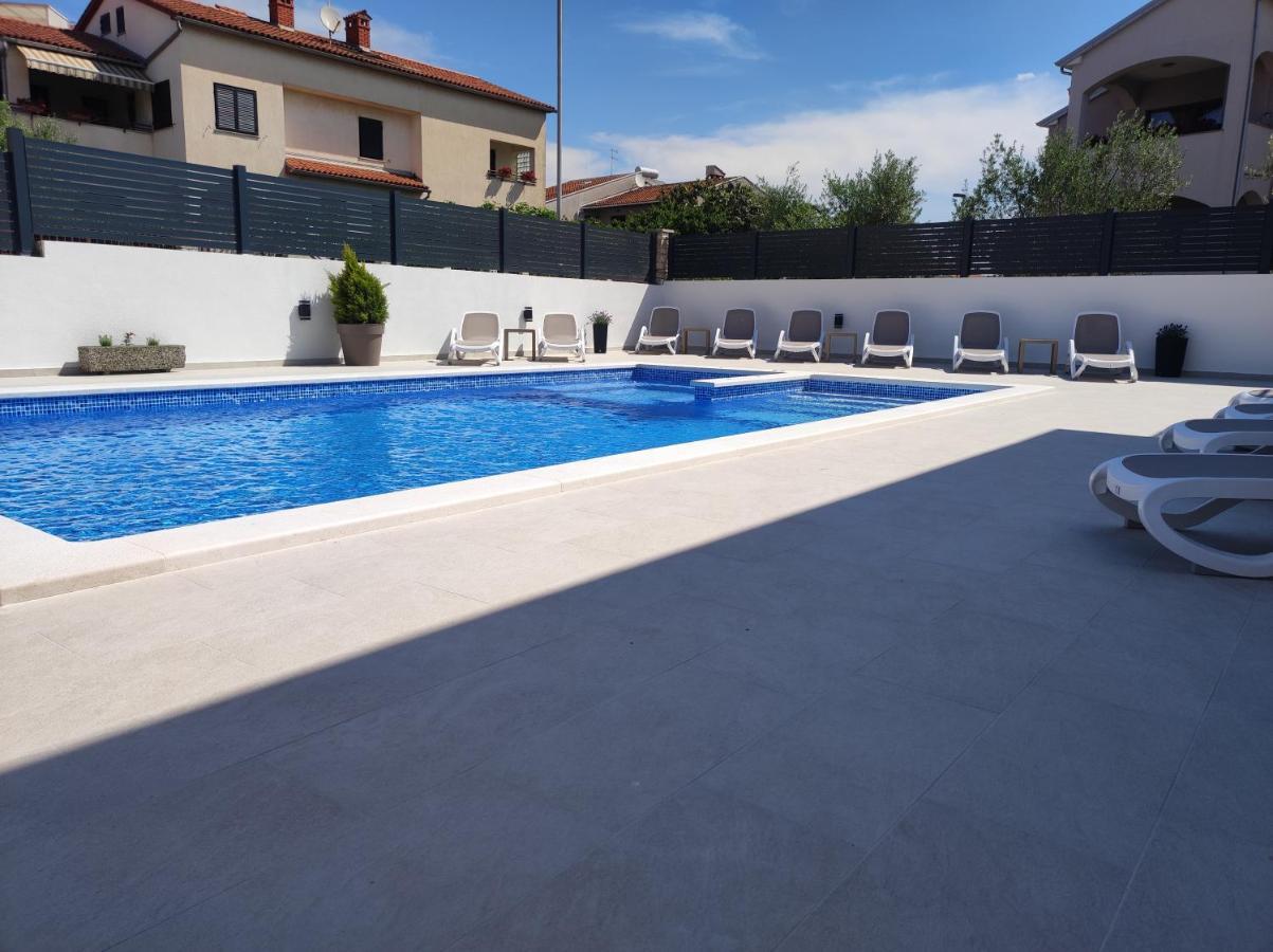 Viktor Rooms And Apartments Rovigno Esterno foto