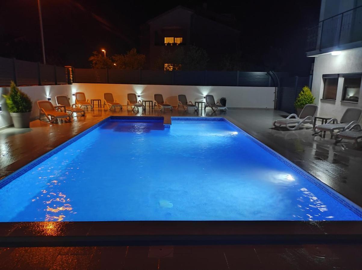 Viktor Rooms And Apartments Rovigno Esterno foto