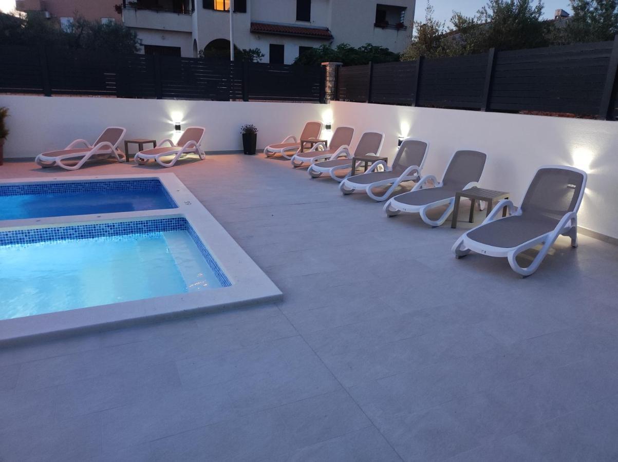 Viktor Rooms And Apartments Rovigno Esterno foto