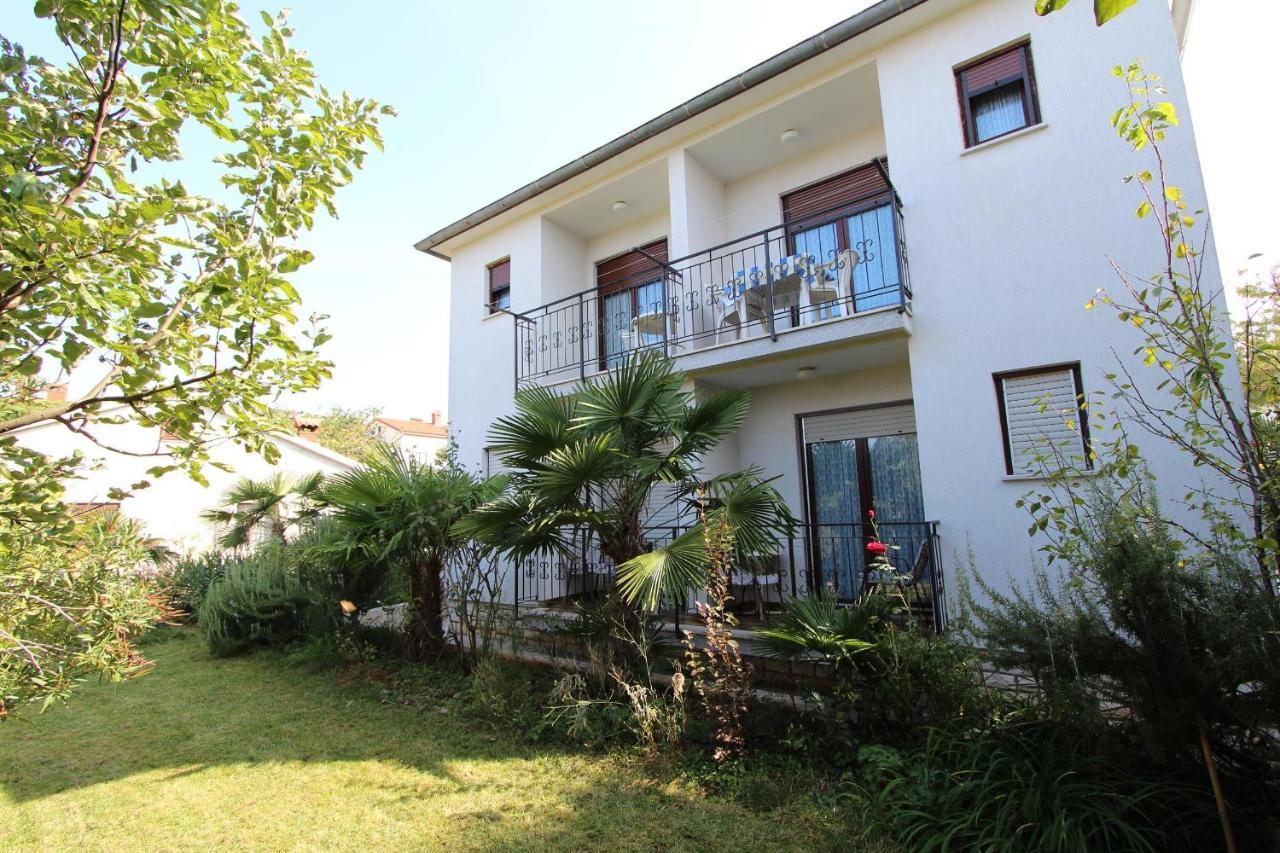 Viktor Rooms And Apartments Rovigno Esterno foto