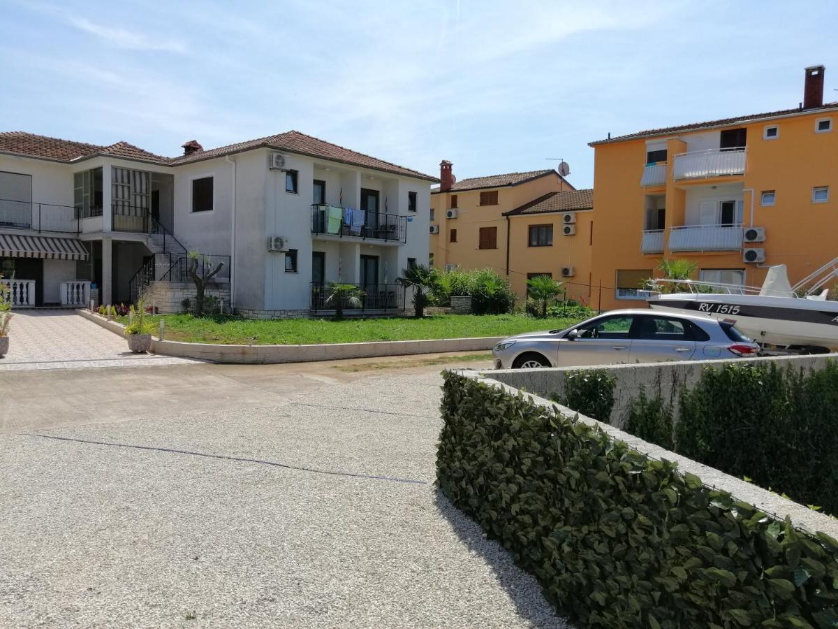 Viktor Rooms And Apartments Rovigno Esterno foto