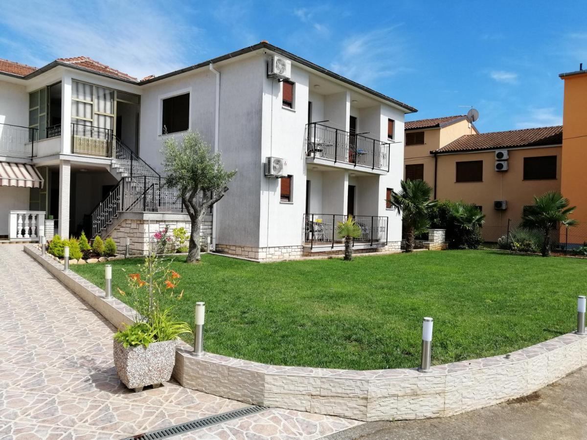Viktor Rooms And Apartments Rovigno Esterno foto