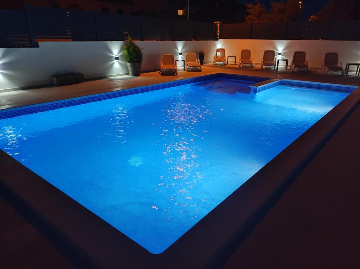 Viktor Rooms And Apartments Rovigno Esterno foto