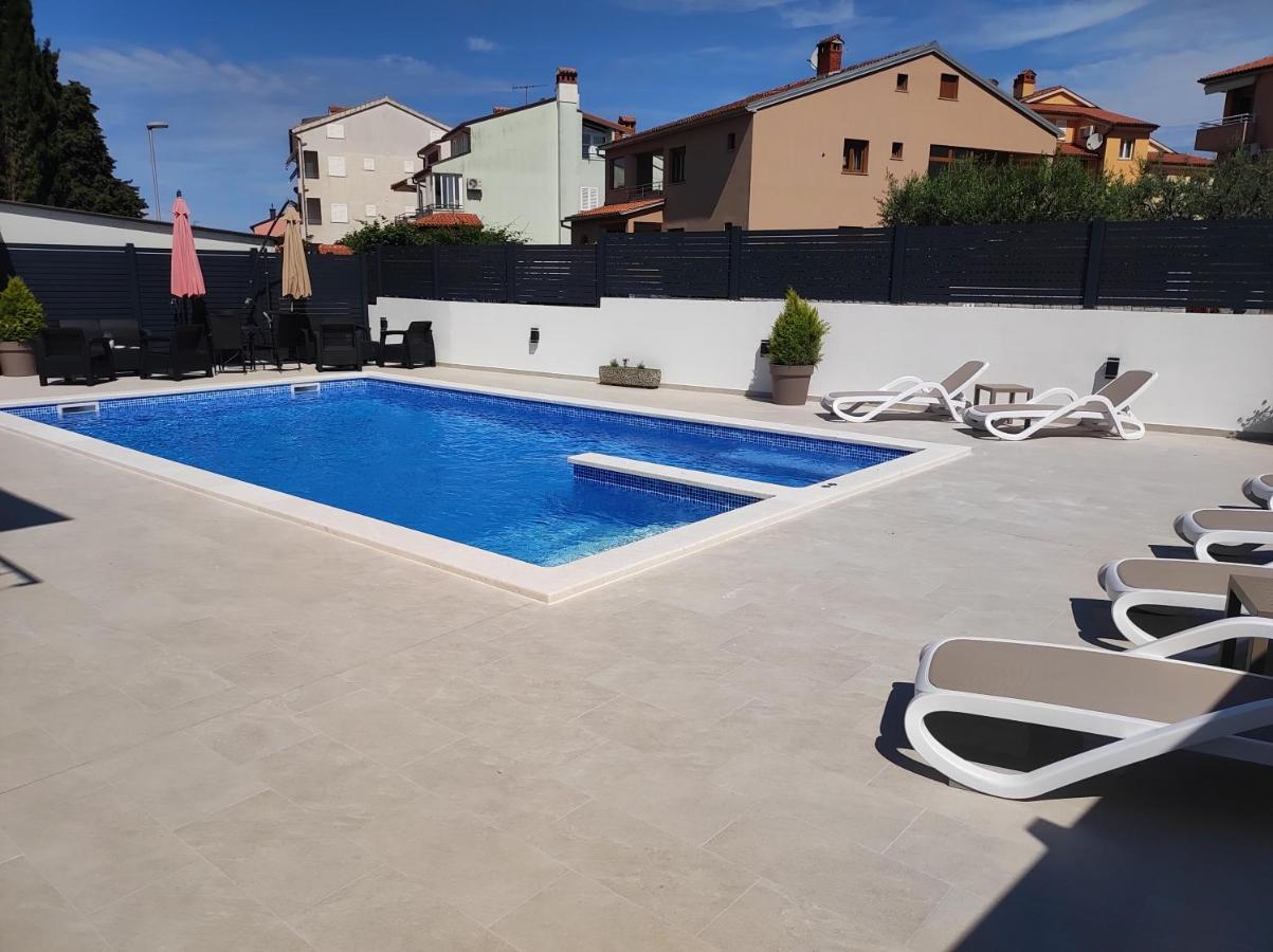 Viktor Rooms And Apartments Rovigno Esterno foto