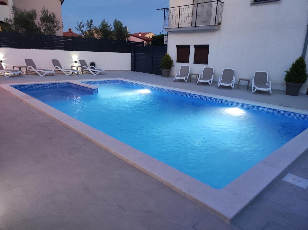 Viktor Rooms And Apartments Rovigno Esterno foto