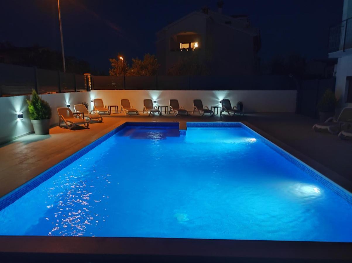 Viktor Rooms And Apartments Rovigno Esterno foto