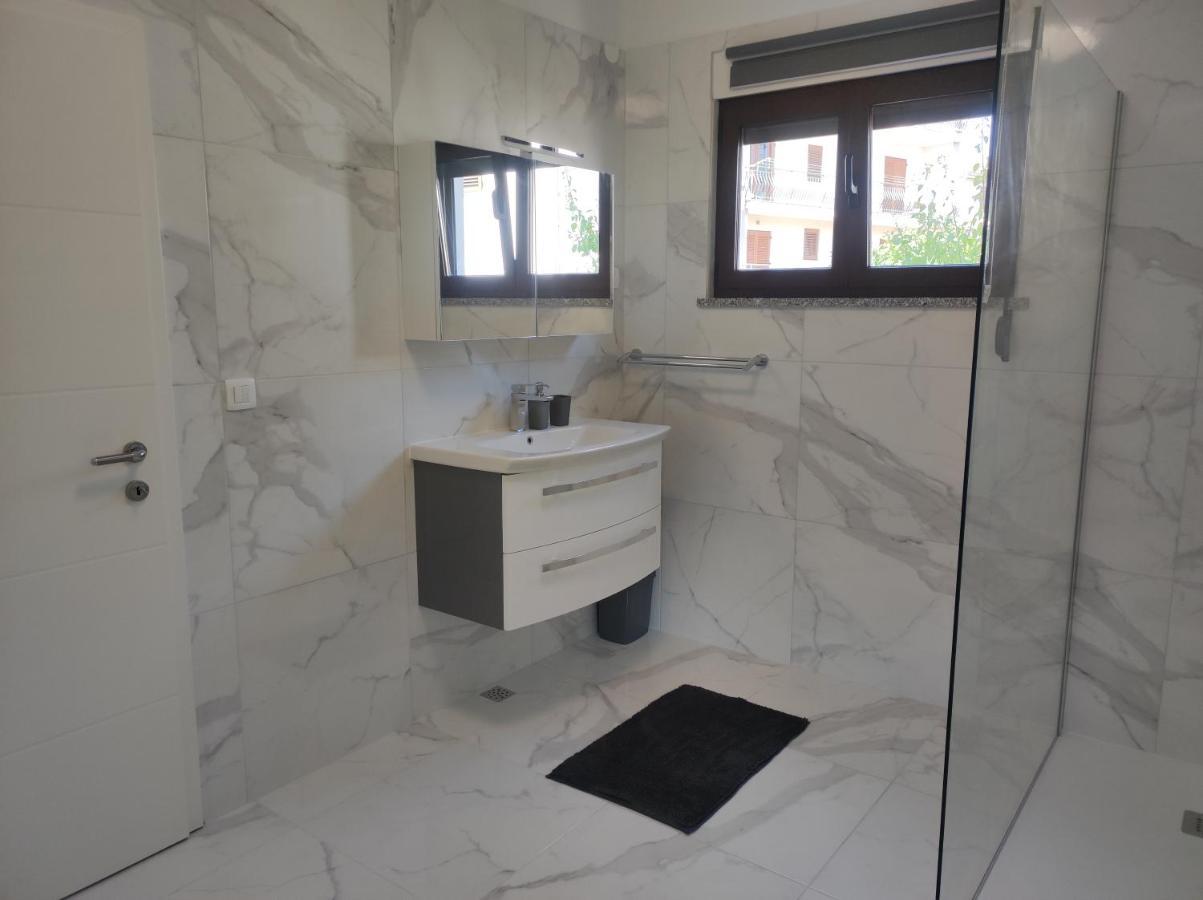 Viktor Rooms And Apartments Rovigno Esterno foto