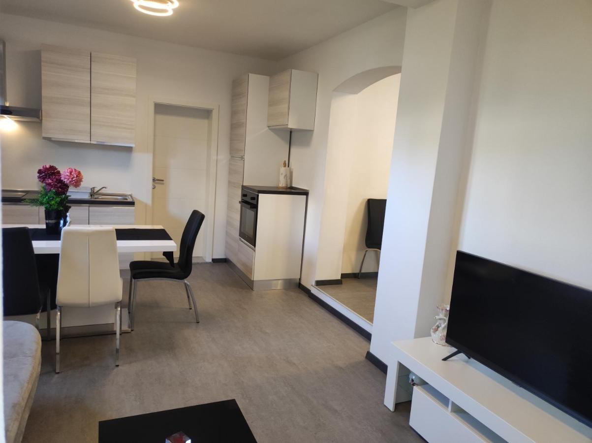 Viktor Rooms And Apartments Rovigno Esterno foto