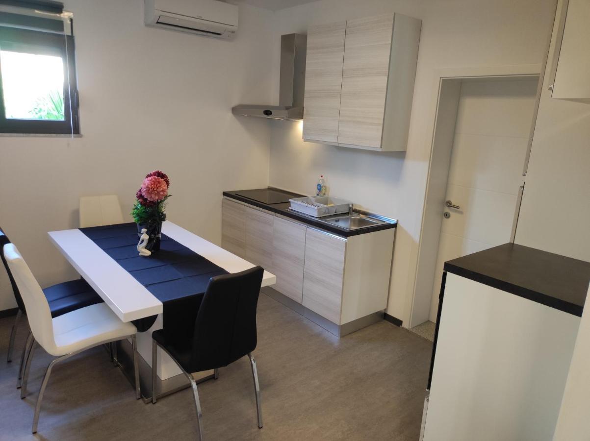 Viktor Rooms And Apartments Rovigno Esterno foto