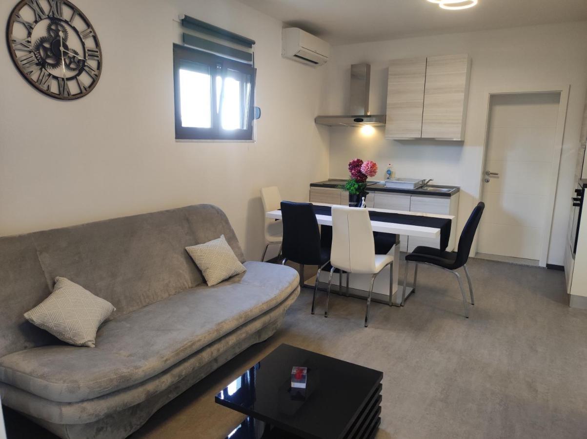 Viktor Rooms And Apartments Rovigno Esterno foto