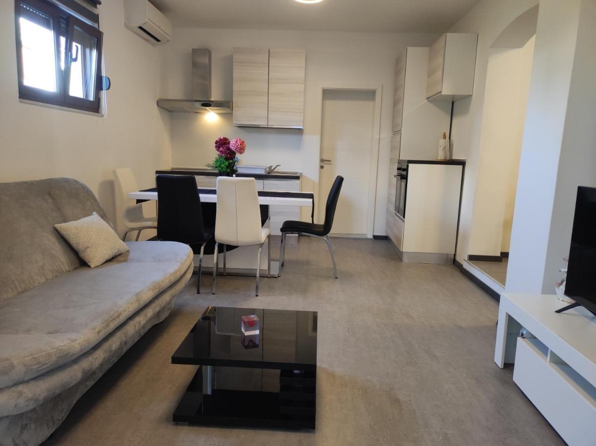 Viktor Rooms And Apartments Rovigno Esterno foto