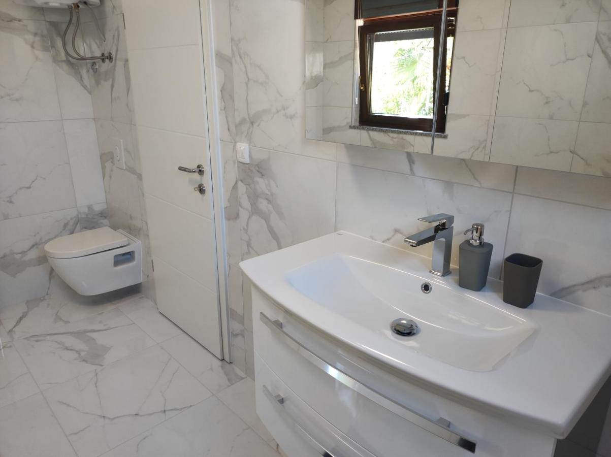 Viktor Rooms And Apartments Rovigno Esterno foto