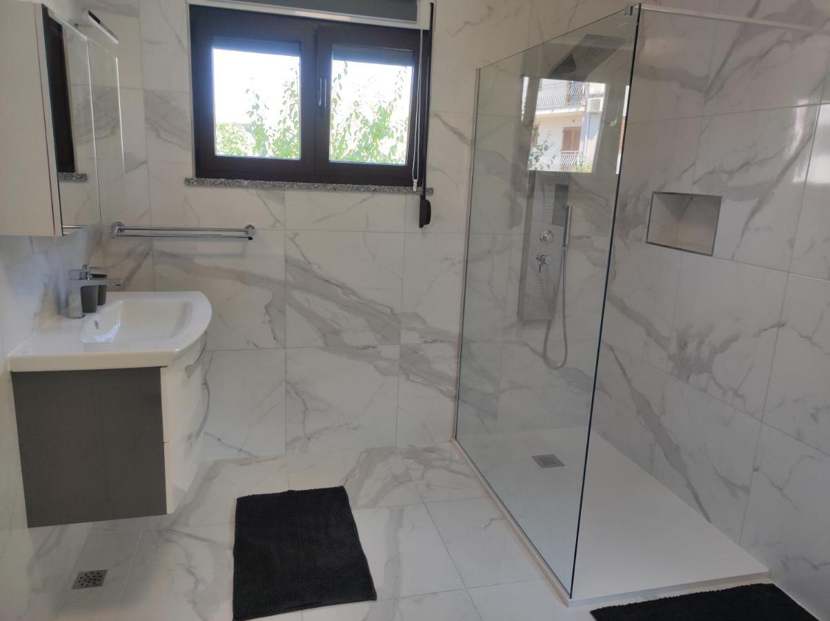 Viktor Rooms And Apartments Rovigno Esterno foto