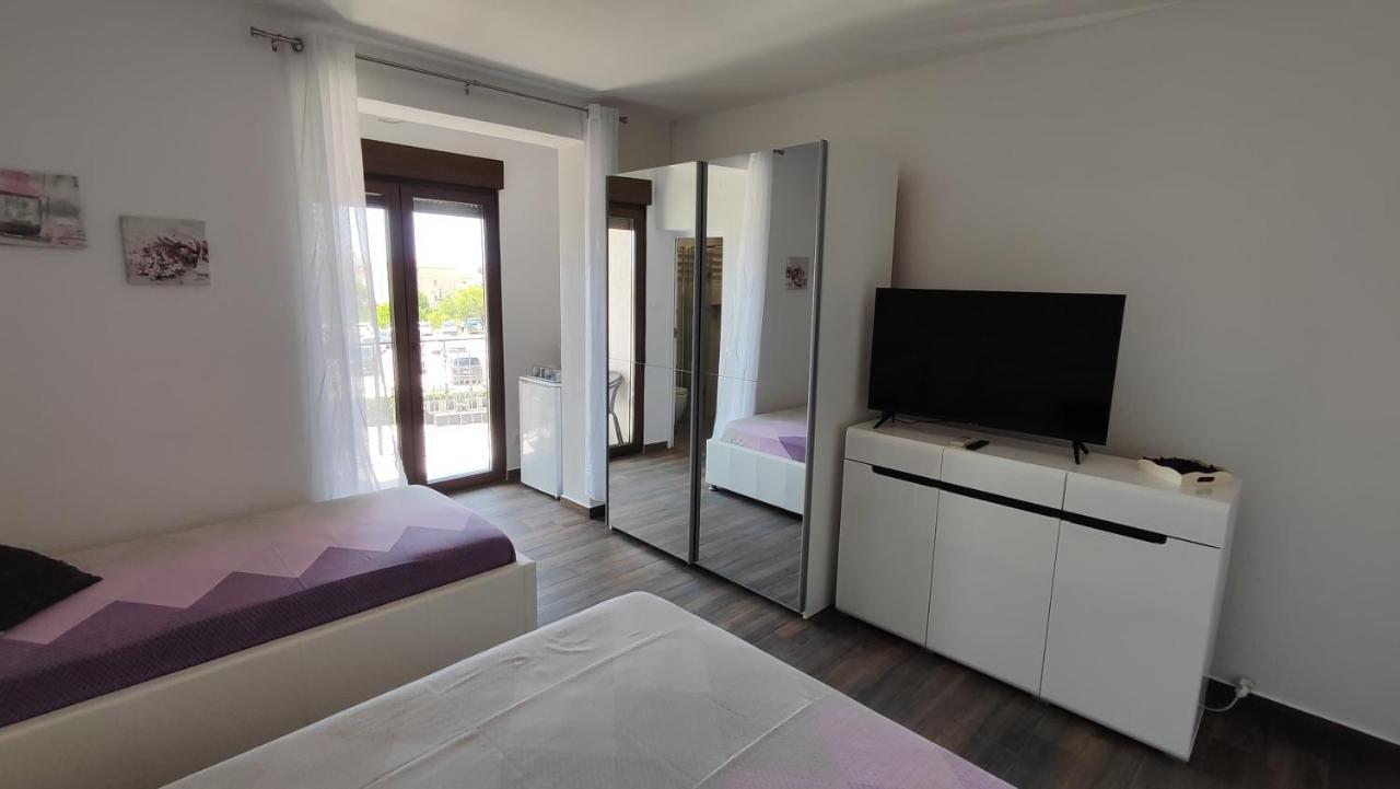 Viktor Rooms And Apartments Rovigno Esterno foto