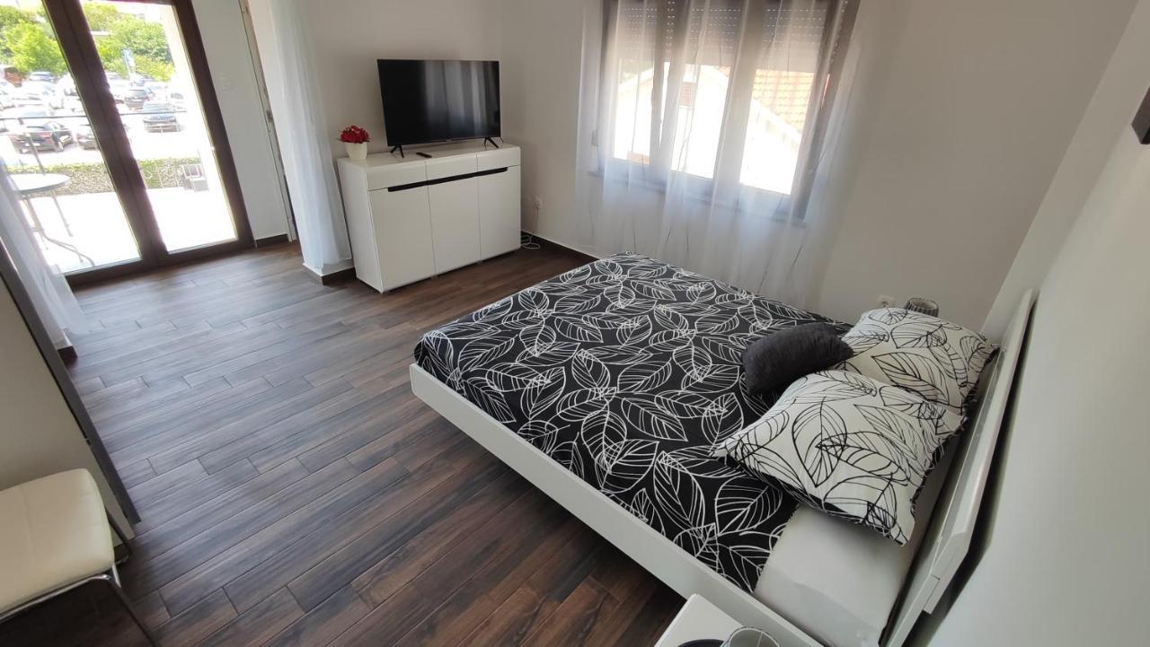 Viktor Rooms And Apartments Rovigno Esterno foto
