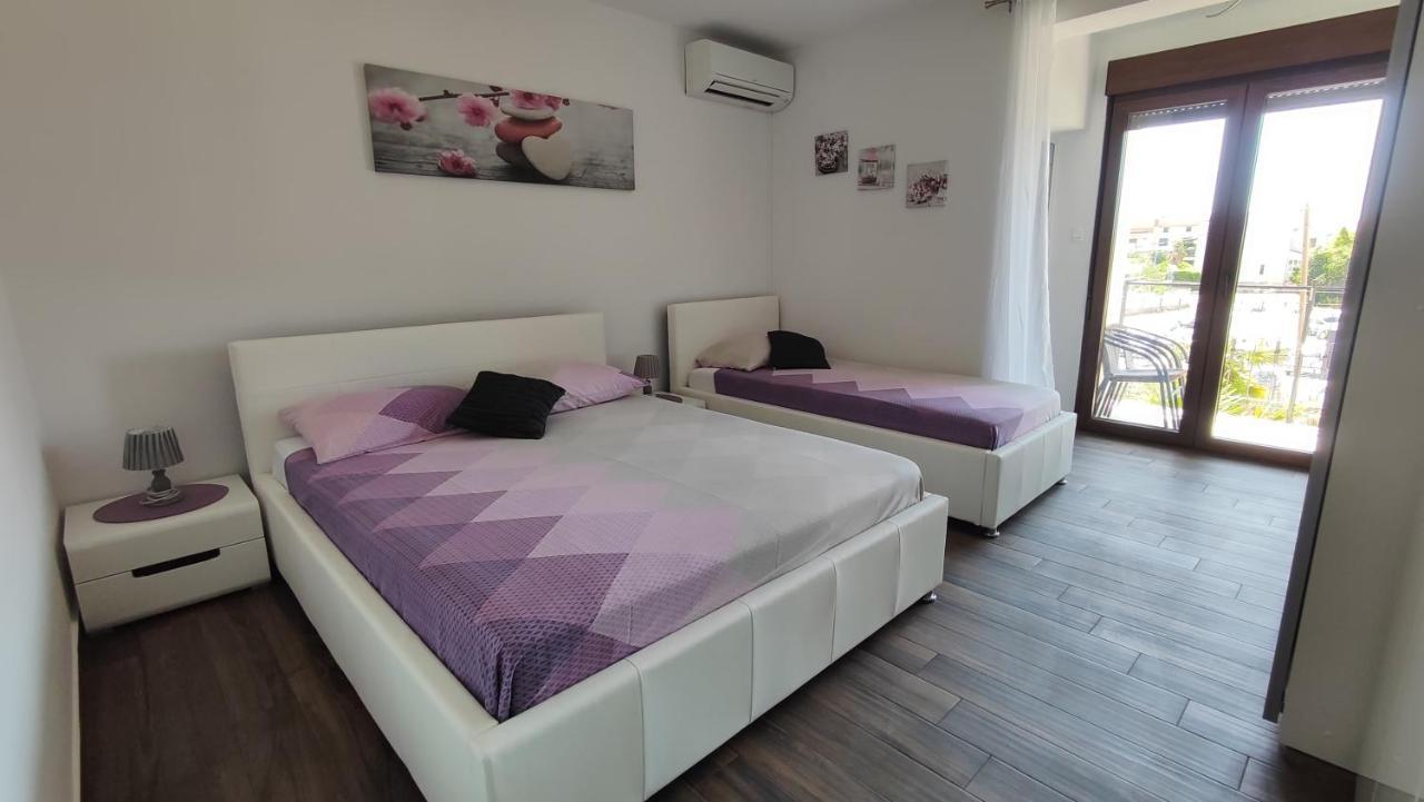 Viktor Rooms And Apartments Rovigno Esterno foto