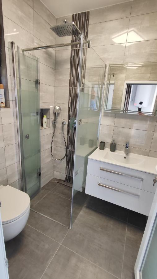 Viktor Rooms And Apartments Rovigno Esterno foto