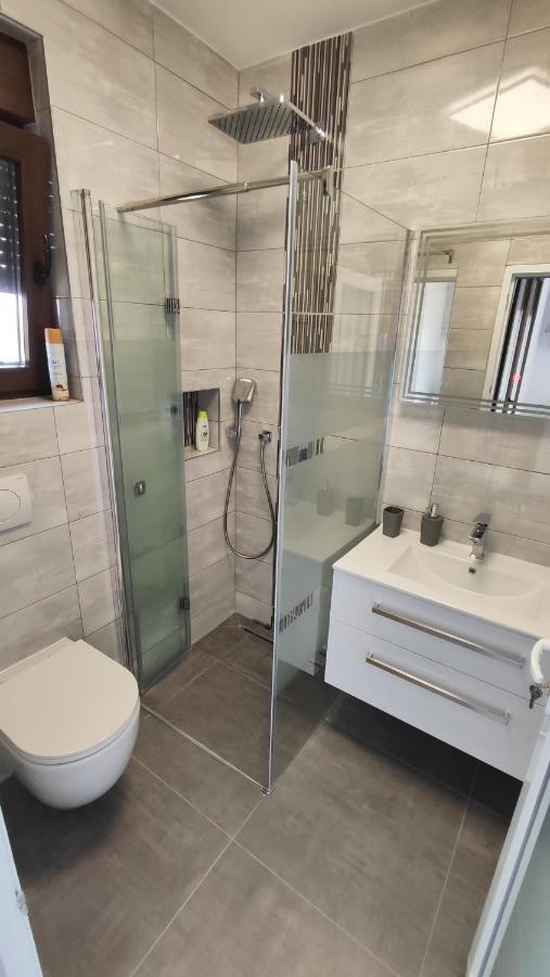 Viktor Rooms And Apartments Rovigno Esterno foto