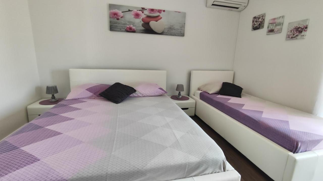 Viktor Rooms And Apartments Rovigno Esterno foto