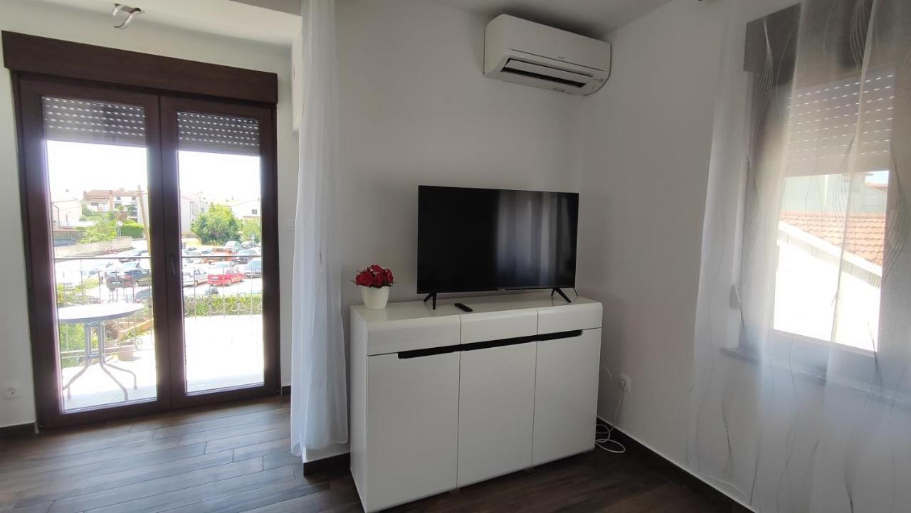 Viktor Rooms And Apartments Rovigno Esterno foto