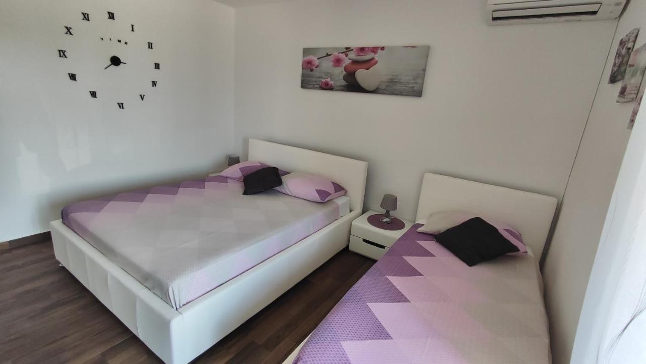 Viktor Rooms And Apartments Rovigno Esterno foto