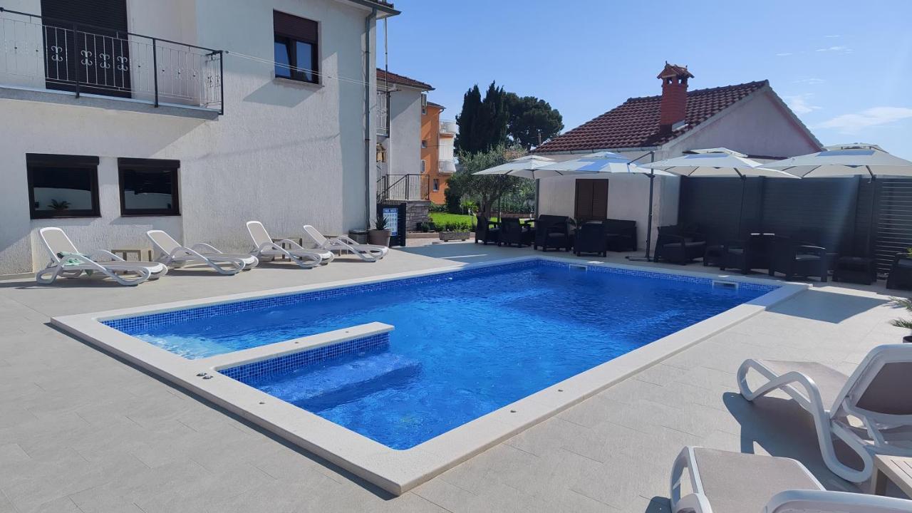 Viktor Rooms And Apartments Rovigno Esterno foto