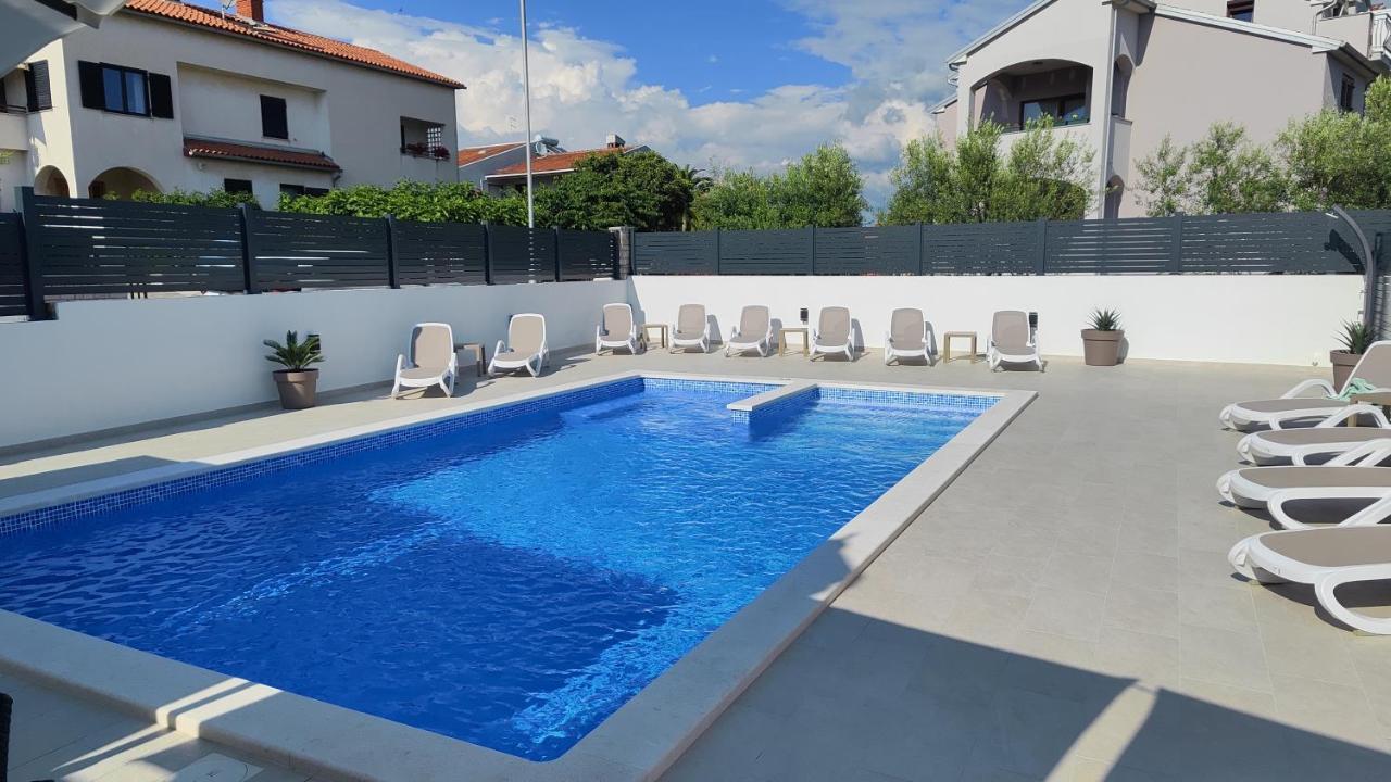 Viktor Rooms And Apartments Rovigno Esterno foto