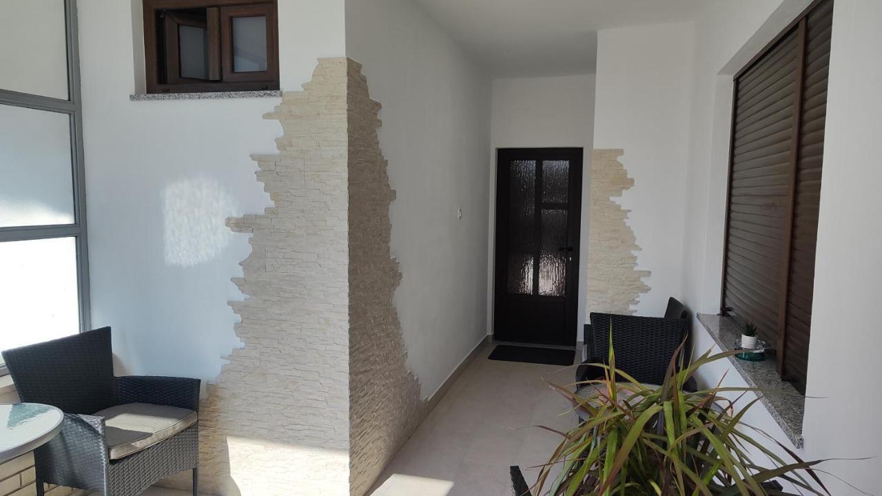Viktor Rooms And Apartments Rovigno Esterno foto