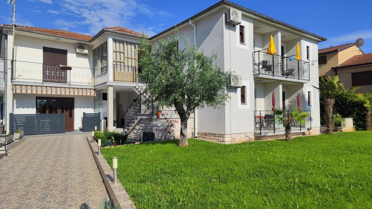 Viktor Rooms And Apartments Rovigno Esterno foto