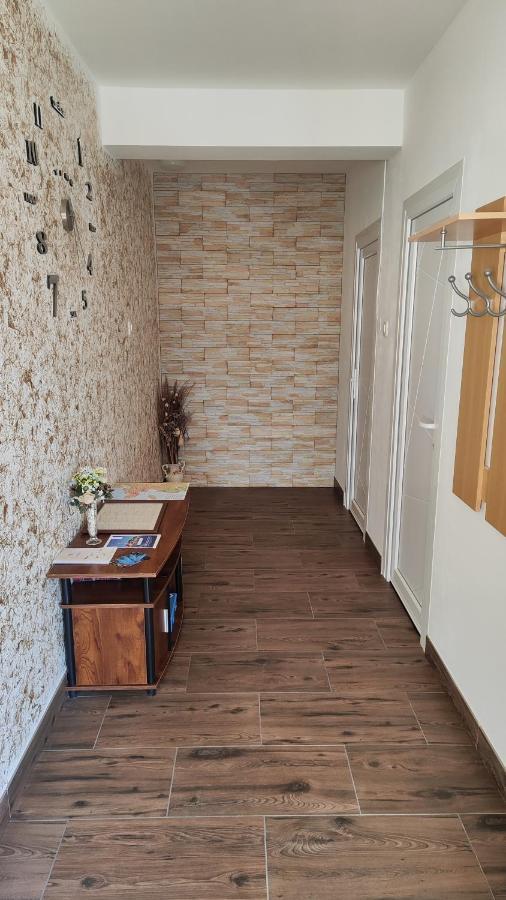 Viktor Rooms And Apartments Rovigno Esterno foto