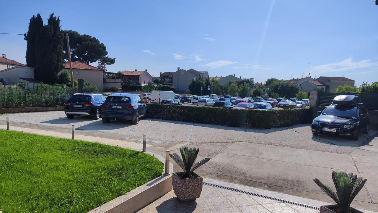 Viktor Rooms And Apartments Rovigno Esterno foto