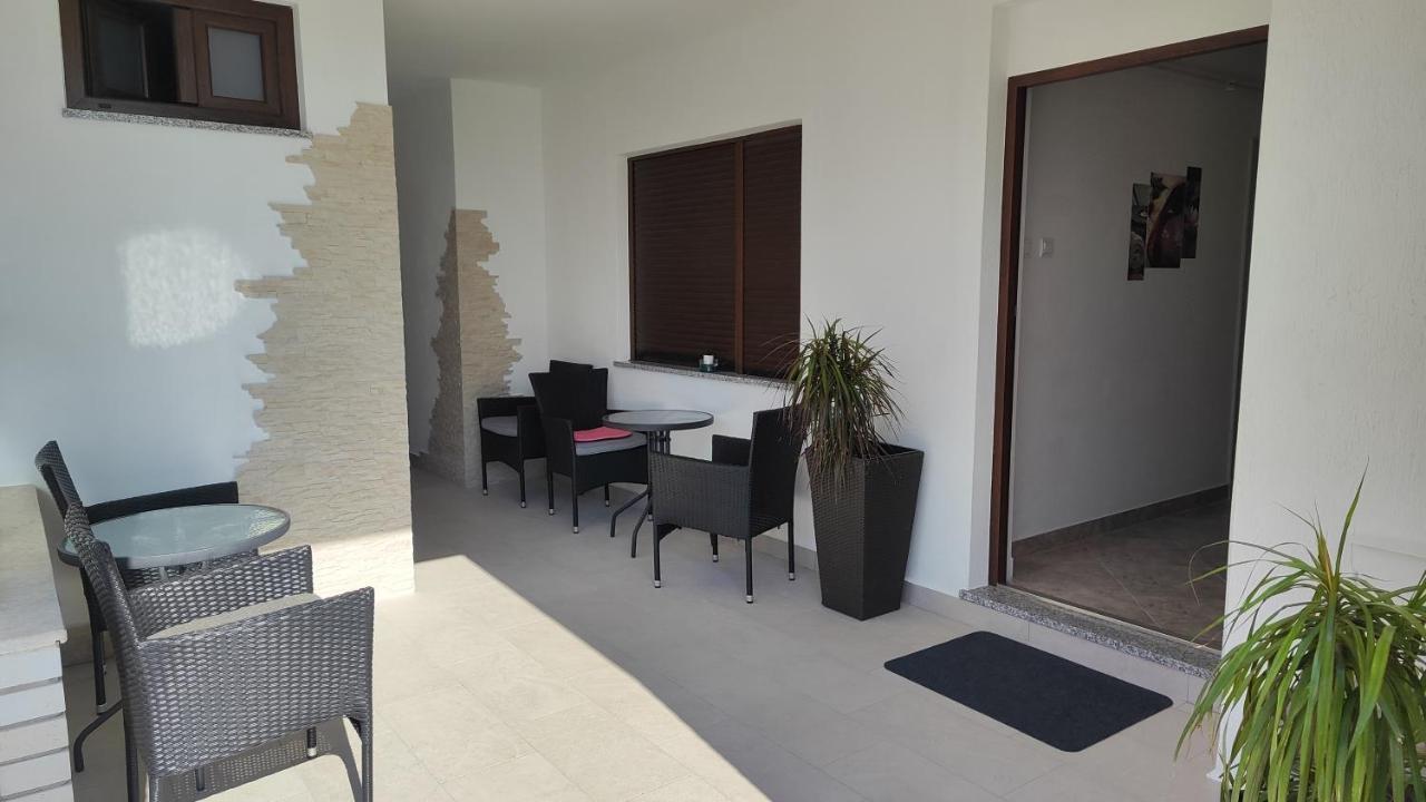 Viktor Rooms And Apartments Rovigno Esterno foto
