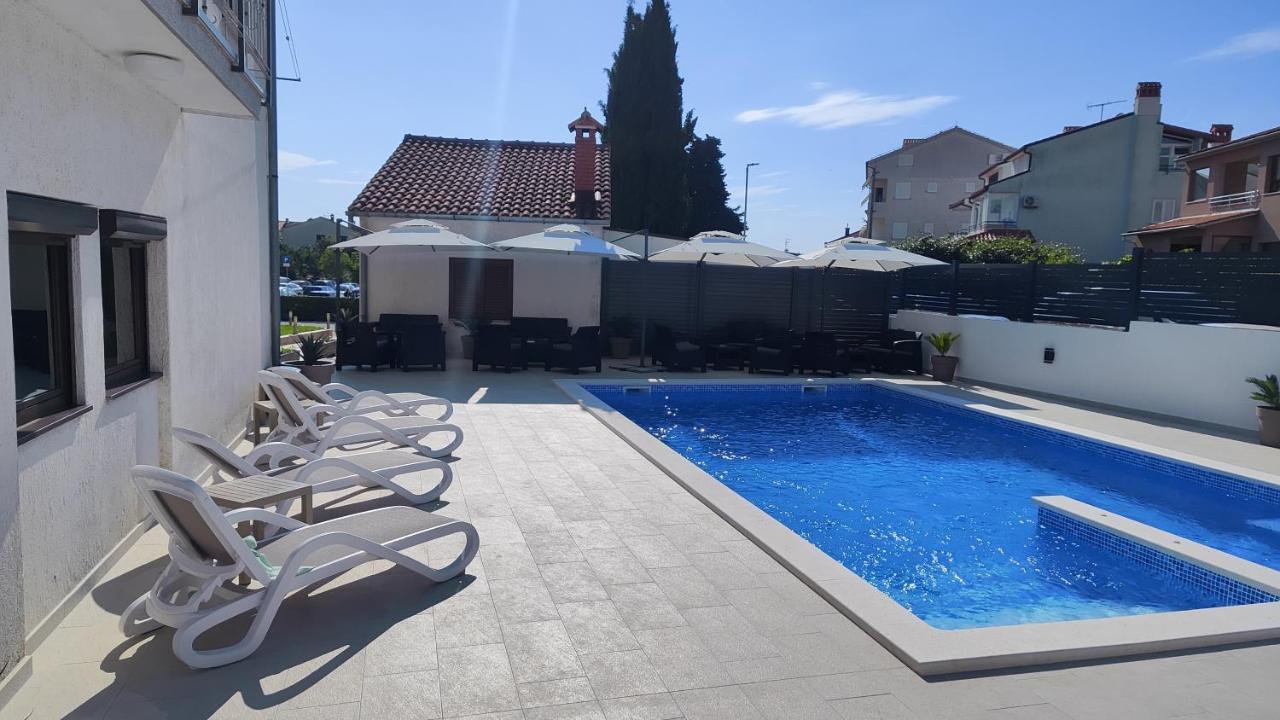 Viktor Rooms And Apartments Rovigno Esterno foto
