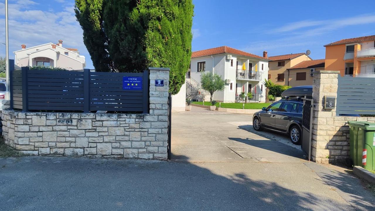 Viktor Rooms And Apartments Rovigno Esterno foto