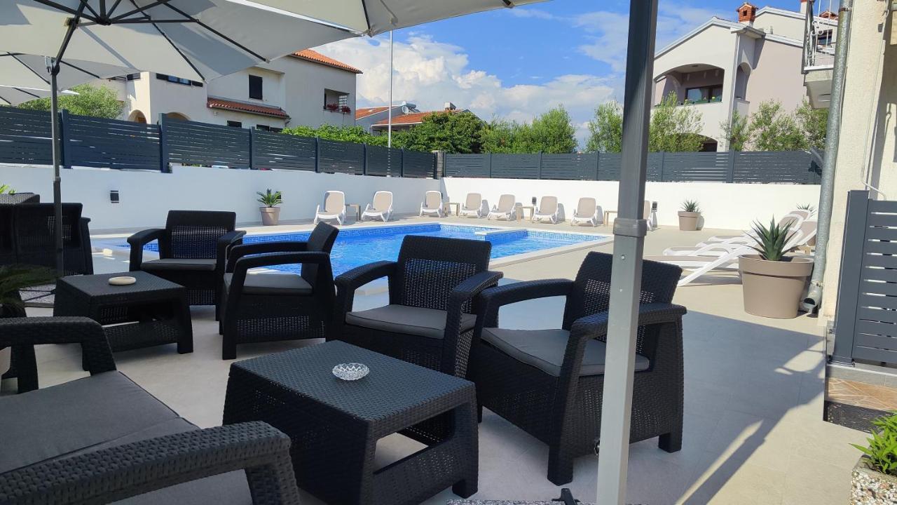 Viktor Rooms And Apartments Rovigno Esterno foto