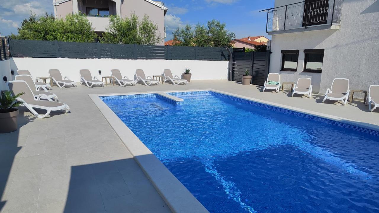 Viktor Rooms And Apartments Rovigno Esterno foto