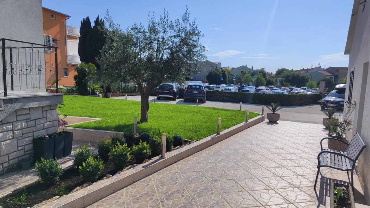 Viktor Rooms And Apartments Rovigno Esterno foto